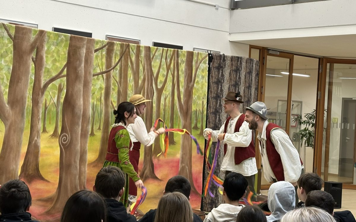 Das White Horse Theatre gastiert an der Abenstal Realschule