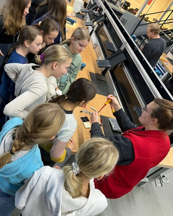 „come with me“: 6. Klassen bei der WOLF GmbH