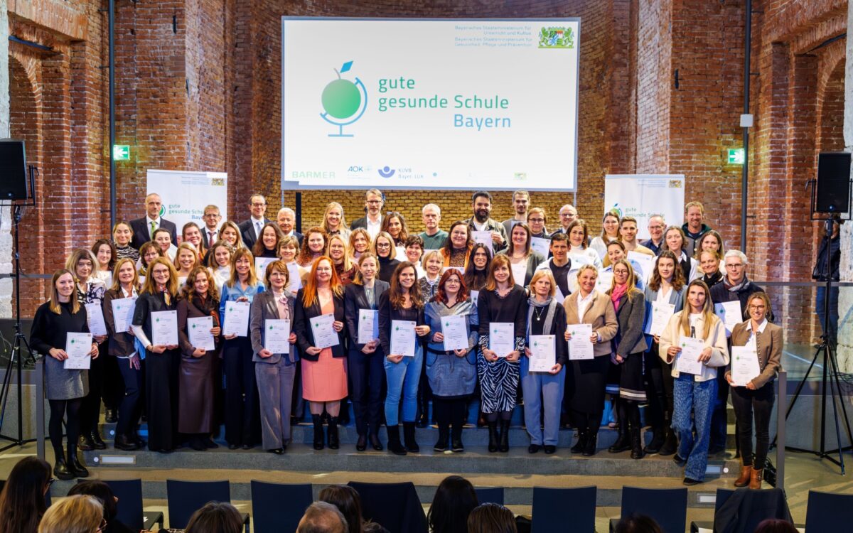 Überreichung der Urkunde Gute gesunde Schule Bayern