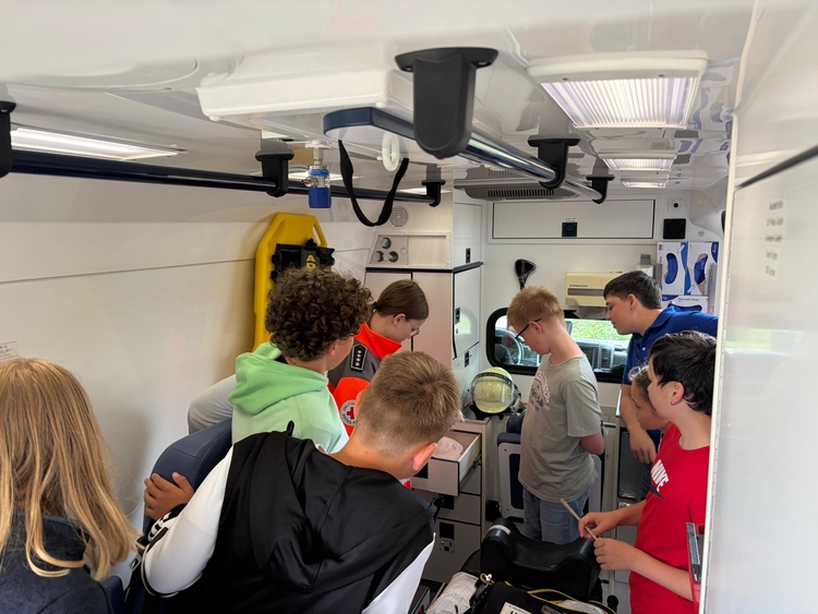 Juniorhelfer erkunden RTW