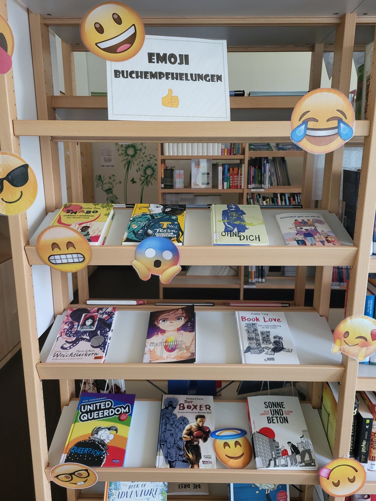 Regal mit Emoji-Buchempfehlungen